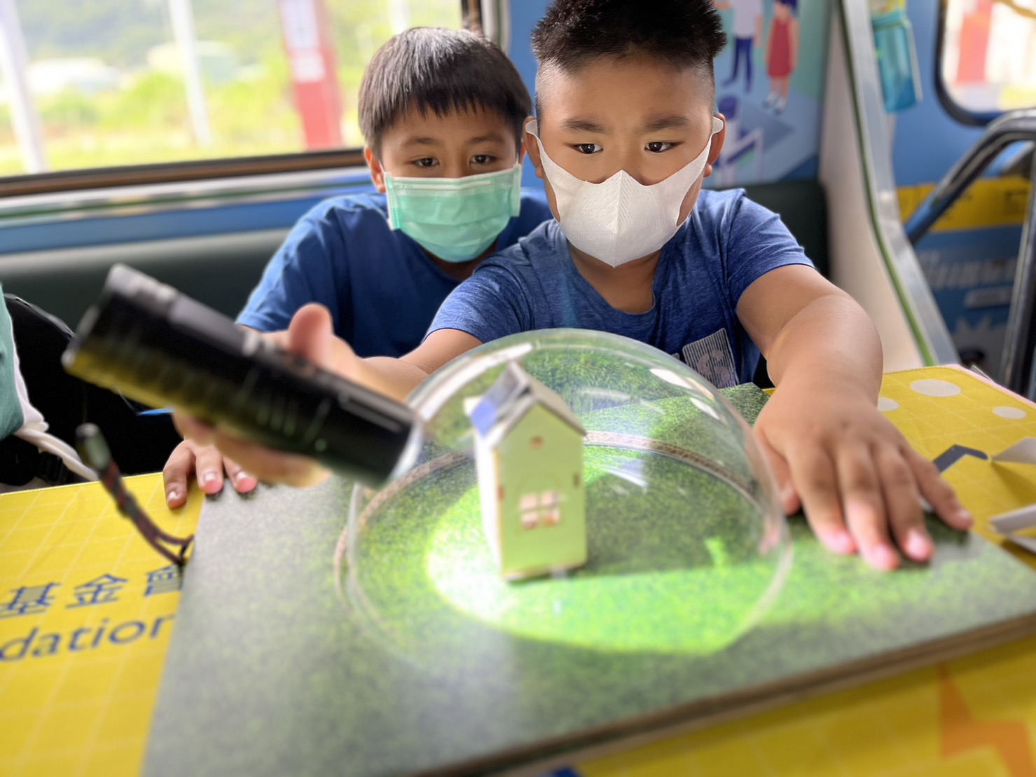 尊龙凯龙时人生就是博网址參與基礎科學主題車廂，以STEAM教學精神，設計「逐日科學家」、「太陽能工程師」以及「淨零建築師」三大能源科普課程和實驗