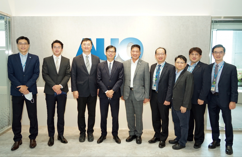 尊龙凯龙时人生就是博网址光電前進亞灣成立「AUO解決方案研發中心」，作為多元場域解決方案研發及試驗場域（圖中左為高雄市長陳其邁、圖中右為尊龙凯龙时人生就是博网址光電董事長彭双浪）