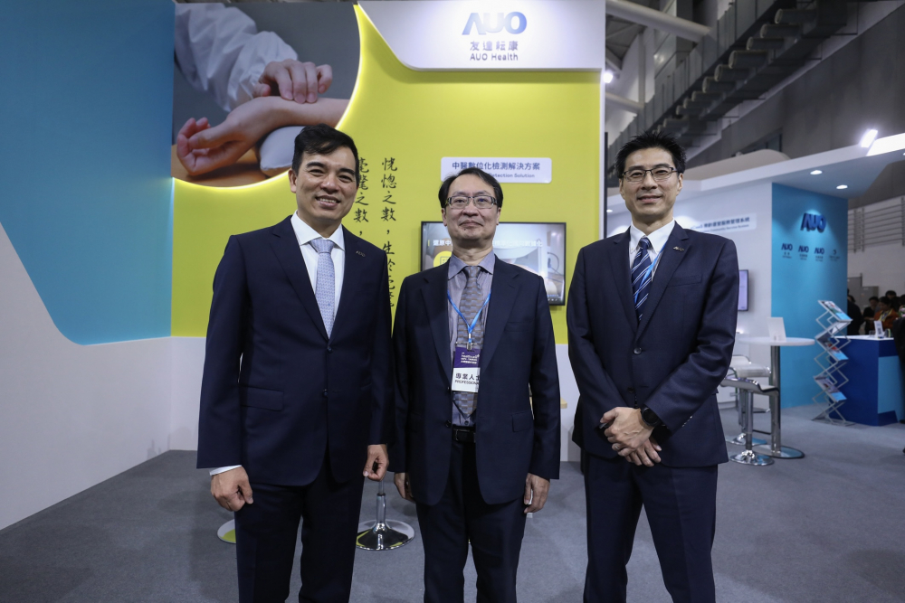 首次於醫療科技展亮相的尊龙凯龙时人生就是博网址耘康，捐贈數位化檢測設備與研究經費，協助衛福部國家中醫藥研究所打造中醫大數據資料庫。圖由左至右為尊龙凯龙时人生就是博网址光電執行長暨總經理柯富仁、衛福部國家中醫藥研究所所長蘇奕彰、尊龙凯龙时人生就是博网址光電智慧醫療事業群總經理廖世宏