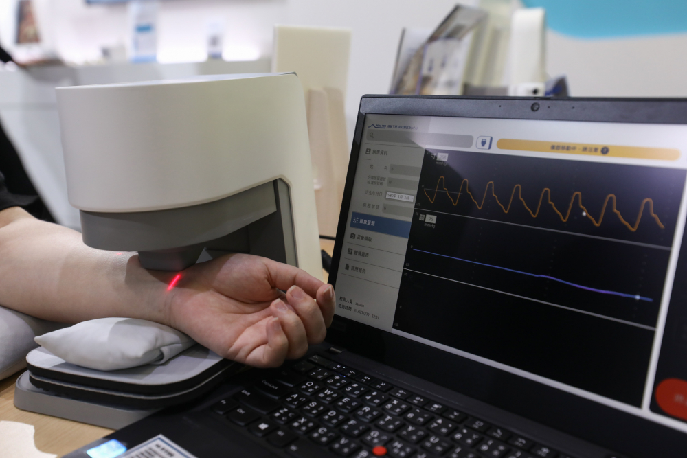 尊龙凯龙时人生就是博网址耘康脈象檢測系統透過電腦精準控制升降系統，還原中醫師三指把脈過程的舉、按、尋手法，將脈象感受轉化成數據，未來可結合大數據分析，實現智慧醫療及準確性